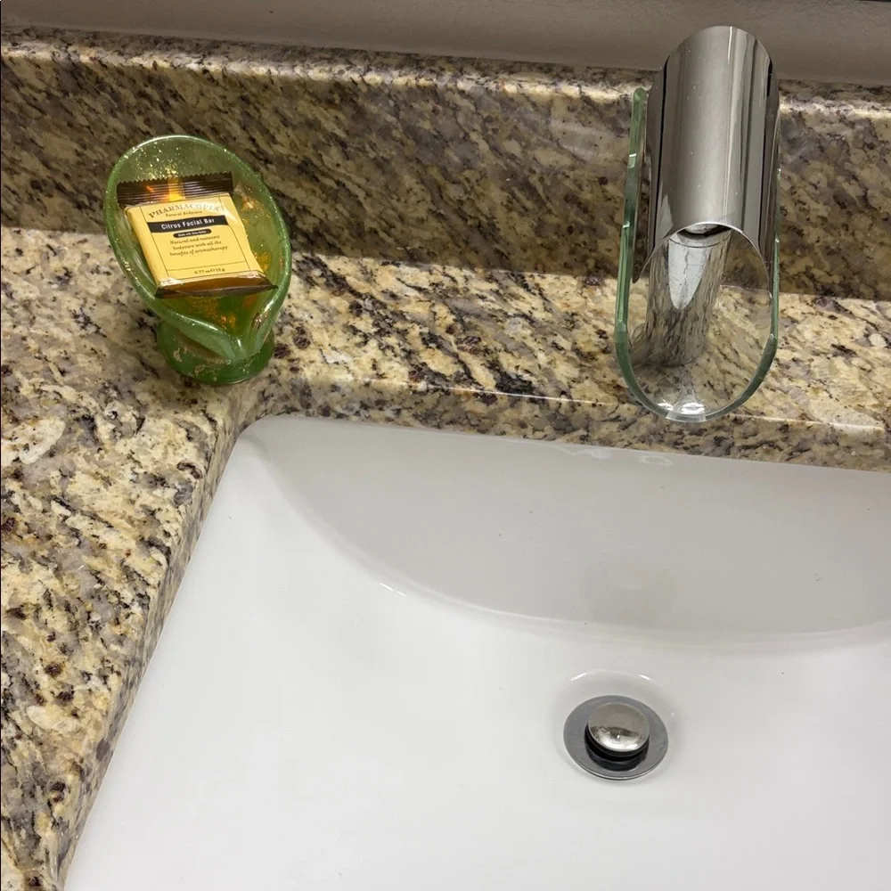 Self- draining soap holder